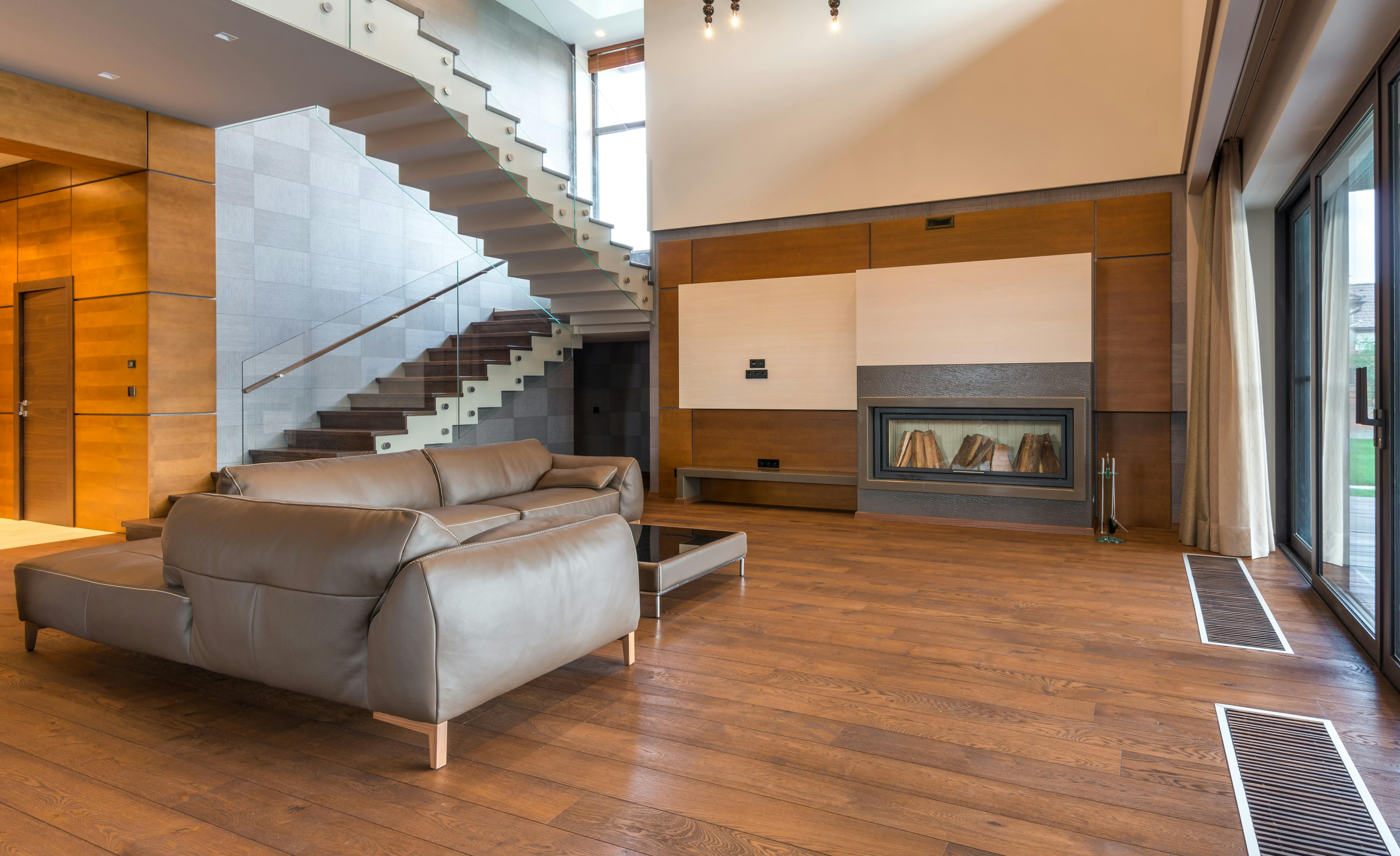 Modernes Wohnzimmer mit Holzboden